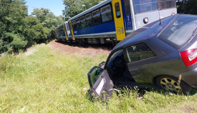 Szem&eacute;lyaut&oacute; &eacute;s vonat &uuml;tk&ouml;z&ouml;tt a vas&uacute;ti &aacute;tj&aacute;r&oacute;ban Viny&eacute;n&eacute;l