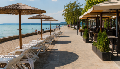 &bdquo;Mintha ellopt&aacute;k volna a nyarat&rdquo; &ndash; t&eacute;nyleg kevesebben vannak id&eacute;n a Balatonn&aacute;l?