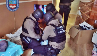 Elrabolt&aacute;k, &uuml;t&ouml;tt&eacute;k, hitelt akartak vele felvetetni &ndash; mind a n&eacute;gy győri emberrabl&oacute; rendőrk&eacute;zen