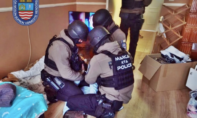 Elrabolt&aacute;k, &uuml;t&ouml;tt&eacute;k, hitelt akartak vele felvetetni &ndash; mind a n&eacute;gy győri emberrabl&oacute; rendőrk&eacute;zen