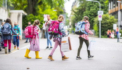 Rekordsz&aacute;m&uacute; hat&aacute;ron t&uacute;li di&aacute;k kap 100 ezer forintos iskolakezd&eacute;si t&aacute;mogat&aacute;st a magyar korm&aacute;nyt&oacute;l